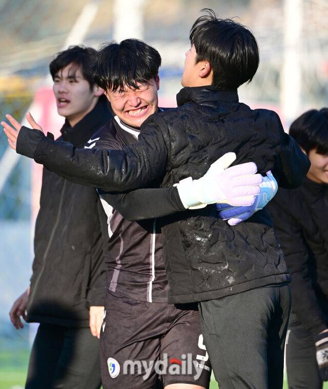 2026년 1월 20일 오후 경상북도 김천대학교 대운동장에서 스포츠 중심도시 김천 '제22회 1.2학년 대학축구대회' 준결승, 성지대학교와 용인대학교의 경기가 열렸다.성지대학교 김범수 골키퍼가 승부차기 끝에 승리한 뒤 기뻐하고 있다./유진형 기자