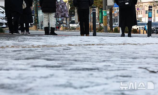 [서울=뉴시스] 황준선 기자 = 지난 19일 오전 서울 중구 거리에서 시민들이 눈 쌓인 보행로를 지나고 있다. 기상청은 이번주 시베리아에서 밀려온 찬 공기가 한반도를 덮쳐 내륙 지역을 중심으로 영하 10도 안팎의 강추위를 예보했다. 2026.01.19. hwang@newsis.com