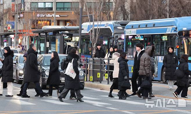 [서울=뉴시스] 배훈식 기자 = 서울 아침 최저기온 영하 9도 등 전국 곳곳에 한파 특보가 내려진 12일 오전 서울 종로구 세종대로사거리에서 두꺼운 옷차림의 시민들이 출근길 발걸음을 옮기고 있다. 2026.01.12. dahora83@newsis.com