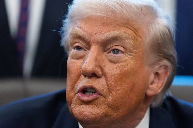 [워싱턴=AP/뉴시스]도널드 트럼프 미국 대통령이 국가안보를 이유로 한 그린란드 장악 시도를 본격화한 가운데, 워싱턴DC~모스크바 최단 경로의 중간지점인 그린란드의 전략적 입지가 주목받고 있다고 월스트리트저널(WSJ)이 보도했다. 2026.01.20.