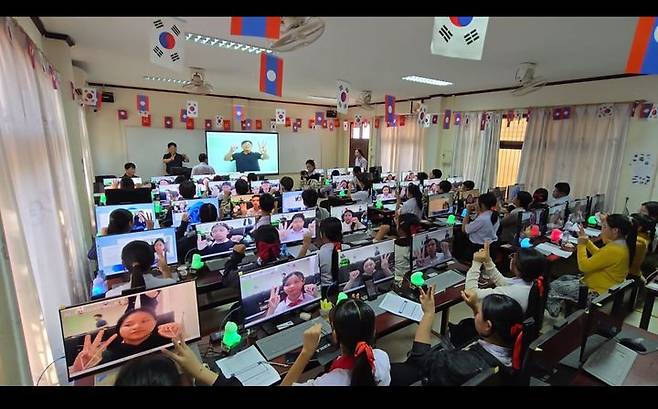 [울산=뉴시스] 신승진 교사 등 울산 교사들이 지난 8일 라오스 사띠드 고등학교에서 인공지능 융합교육 체험 수업을 하고있다. (사진=울산시교육청 제공) 2026.01.20. photo@newsis.com *재판매 및 DB 금지