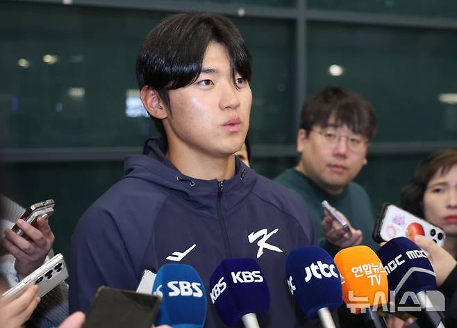 [인천공항=뉴시스] 황준선 기자 = 2026 월드 베이스볼 클래식(WBC)에 출전하는 대한민국 야구 국가대표팀 김도영이 20일 밤 사이판에서 전지훈련을 마치고 인천국제공항 1터미널을 통해 귀국해 취재진과 인터뷰 하고 있다. 2026.01.20. hwang@newsis.com