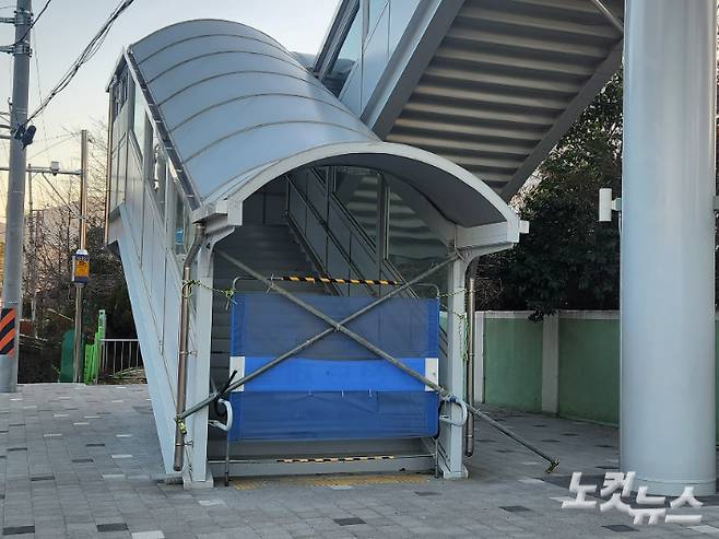 부산 사상구 괘내마을과 사상역을 연결하는 경부선 횡단육교의 입구가 막혀있다. 정혜린 기자