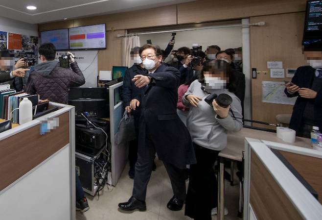 신천지 과천본부를 찾아 현장 지휘를 하고 있는 경기도지사 시절의 이재명 대통령. 경기도 제공