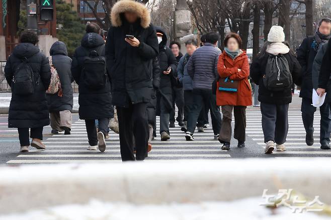 이번 주 내내 이번 겨울 들어 가장 강하고 긴 한파가 될 것으로 예상되는 가운데 19일 오전 서울 종로구 광화문네거리에서 두꺼운 옷을 입은 시민들이 발걸음을 재촉하고 있다. 류영주 기자