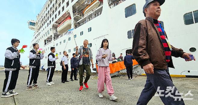 제주를 찾은 크루즈 관광객. 고상현 기자