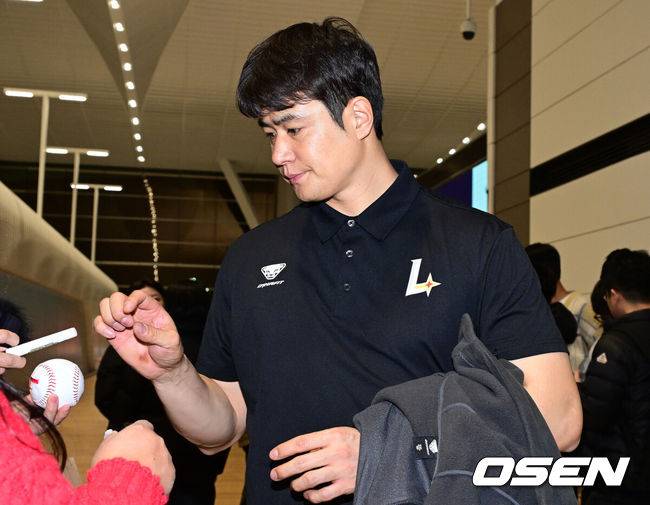 [OSEN=인천공항, 최규한 기자] 프로야구 SSG 랜더스 스프링캠프 선발대가 19일 오전 인천공항을 통해 미국 플로리다로 출국했다.SSG는 2026 시즌을 준비하기 위해 미국 플로리다주 베로비치에서 1차 스프링캠프를 펼친다.SSG 김재환이 출국을 앞두고 팬들에게 사인을 전하고 있다. 2026.01.19 / dreamer@osen.co.kr