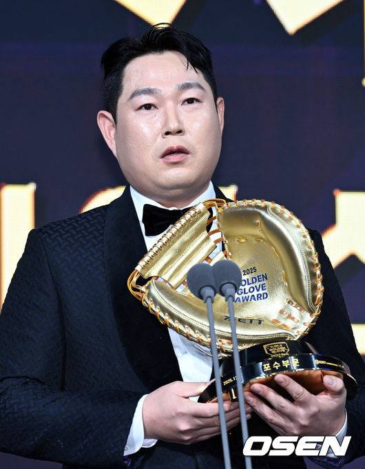 [OSEN=조은정 기자] 9일 오후 서울 송파구 잠실동 롯데호텔 월드에서 2025 신한은행 SOL 뱅크 KBO 골든글러브 시상식이 열렸다.KBO 골든글러브 시상식은 포지션별 최고의 선수를 가리는 자리로 올 시즌의 대미를 장식하는 자리다.&nbsp;포수 부문 수상한 두산 양의지가 소감을 전하고 있다. 2025.12.09 /cej@osen.co.kr