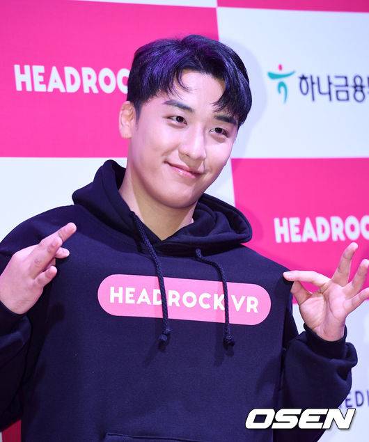 [OSEN=지형준 기자] 7일 오전 서울 신사동 S653에서 헤드락VR 대표이사 취임식 및 프레젠테이션 행사가 열렸다. 빅뱅 승리 크리에이티브 디렉터가 포토타임을 하고 있다. /jpnews@osen.co.kr