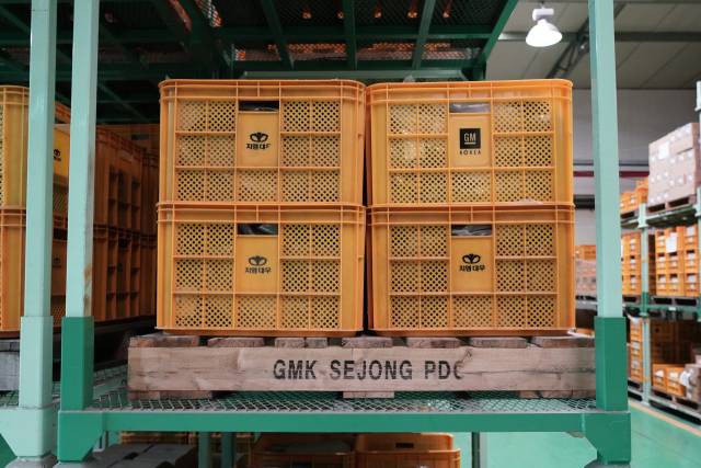 ▲한국지엠 세종중앙물류센터 내부. 부품을 담는 바구니, 이를 올려둔 목제 패널 위에도 "GM"이라는 글자가 적혀 있다. ⓒ프레시안(최용락)