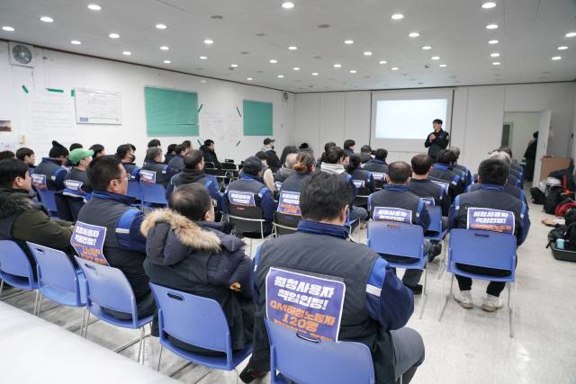 ▲ 14일 한국지엠세종중앙물류센터. 농성 중이던 한국지엠부품물류지회 조합원들이 비정규직이제그만과의 간담회를 위해 교육장에 모였다. ⓒ프레시안(최용락)