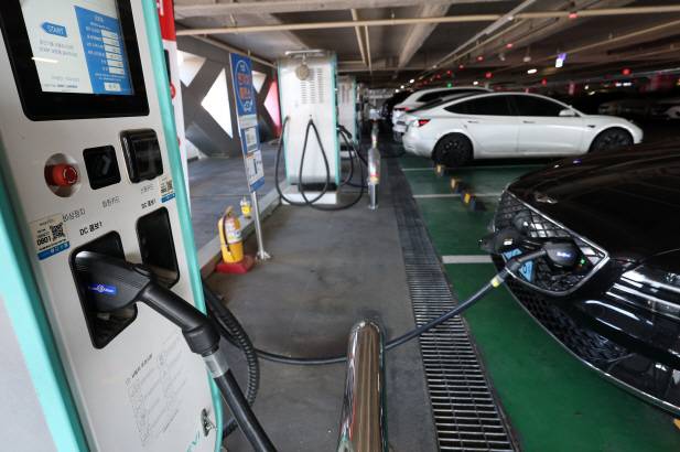 [지난 2일 서울 한 대형마트 전기차 충전소. (사진=연합뉴스)]