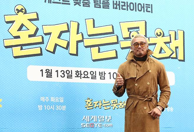 방송인 추성훈이 지난 12일 서울 마포구 상암동 스탠포드 호텔에서 열린 JTBC 예능 '혼자는 못 해'의 제작발표회에 참석해 포즈를 취하고 있다. 한윤종 기자