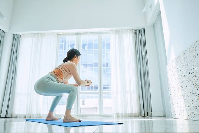 스쿼트는 하체 근육을 키우는 데 좋은 운동으로 집에서도 쉽게 할 수 있다. 게티이미지뱅크 제공