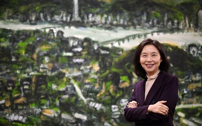 최호정 서울시의회 의장이 19일 시의회 청사 집무실에서 서울신문 신년 인터뷰에 앞서 포즈를 취하고 있다. 최 의장은 “현장을 자주 찾는 가장 큰 이유는 시민의 불안, 불편, 불만을 조금이라도 덜어드리기 위해서다. 현장에 가면 답이 보인다”며 활짝 웃었다. 도준석 전문기자