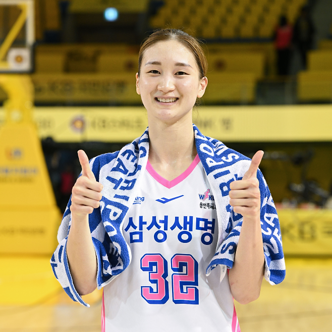 용인 삼성생명의 윤예빈이 19일 충북 청주 KB스타즈 챔피언스 파크에서 열린 2025~26 여자프로농구 청주 KB와의 원정 경기에서 승리 후 양손 엄지를 들고 기쁨을 나타내고 있다. 2026.1.19 WKBL 제공
