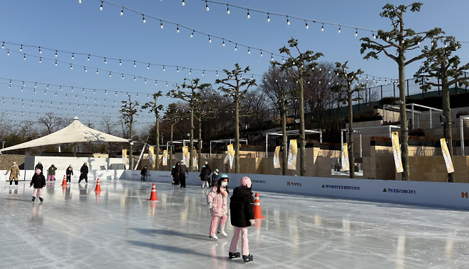 중구 반얀트리 서울 아이스링크 체험 행사 - 서울 중구 ‘반얀트리 클럽 앤 스타 서울’의 아이스링크에서 어린이들이 스케이크를 타고 있다. 중구 제공