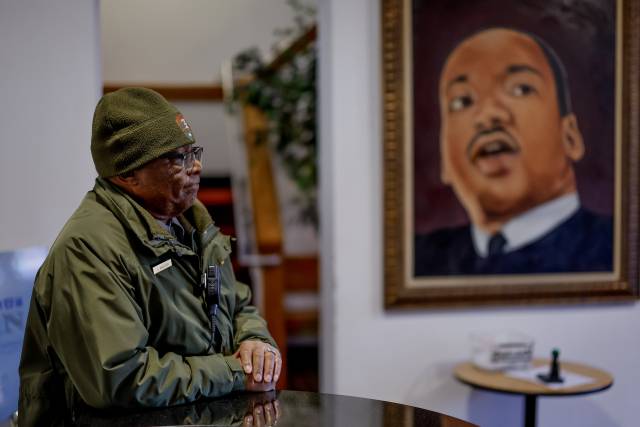 15일(현지 시간) 미국 조지아주 애틀랜타의 이베네저 침례교회에서 열린 마틴 루터 킹 목사의 97번째 생일 기념 행사에서 한 참석자가 그의 사진을 바라보고 있다. 킹 목사는 1929년 1월 15일 애틀랜타에서 태어났다. 그는 흑인 인권 운동의 상징으로 미국에서 가장 존경받는 인물로 꼽힌다. 미국은 킹 목사의 생일을 기념하기 위해 매년 1월 셋째 주 월요일을 연방 공휴일로 지정했다. 이날은 미국 증시도 휴장한다. EPA연합뉴스