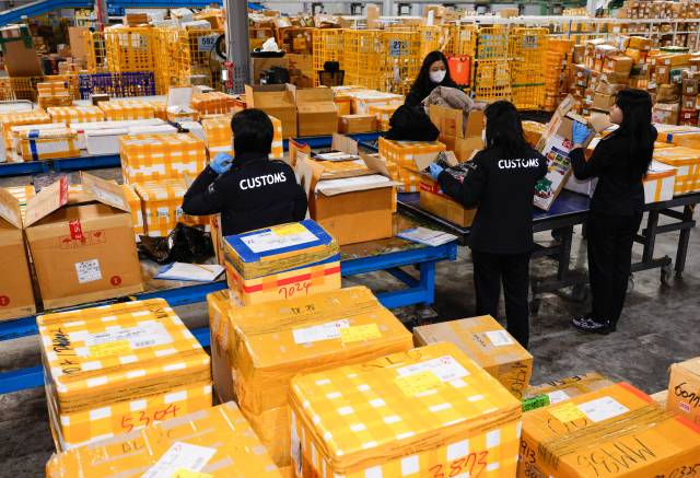 20일 오전 인천 중구 인천공항세관 특송물류센터에서 직원들이 직구 물품을 검사하고 있다. 뉴스1
