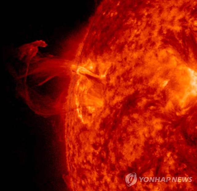 미국 항공우주국(NASA)의 태양 활동 관측소(SDO)가 공개한 태양 표면에 올라온 홍염의 모습. 사진=연합뉴스
