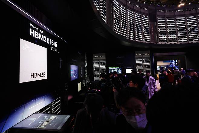 2025년 1월7일 ‘CES 2025’에서 관람객들이 SK관의 HBM3E 전시를 둘러보고 있다. ⓒ연합뉴스