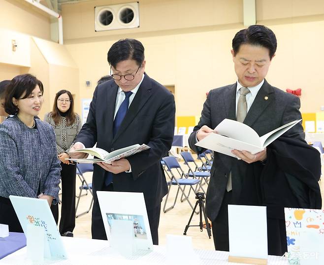 도성훈 인천광역시교육감은 지난 16일 김영호 국회 교육위원장과 함께 서구 소재 인천서로꿈유치원을 방문해 읽걷쓰 교육 우수 사례를 확인하고, 유아 독서교육 현장의 생생한 의견을 청취했다(왼쪽 도성훈 교육감). 사진제공｜인천교육청