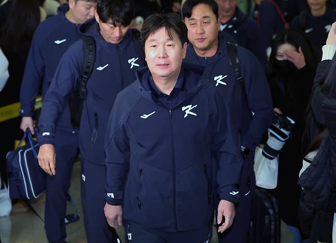 류지현 대표팀 감독(가운데)의 고민이 깊어지고 있다. 대표팀의 핵심으로 불린 김하성, 송성문의 공백을 채워야 한다. 뉴시스