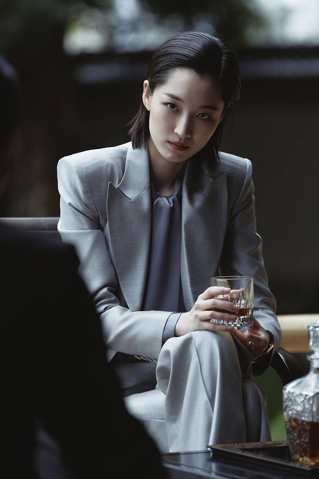 디즈니플러스 오리지널 드라마 ‘메이드 인 코리아’에서 이케다 유지(최유지) 역을 연기한 배우 원지안 출연장면. 사진 월트디즈니컴퍼니 코리아