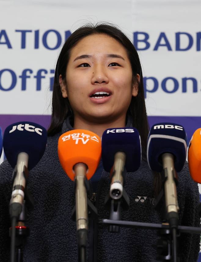 ▲ 안세영과 왕즈이는 배드민턴 여자단식 세계랭킹 1,2위에 올라 있다. 순위 차이는 하나지만, 둘 사이의 경기력은 하늘과 땅 차이다. 왕즈이에 최근 10연승을 달성한 안세영은 통산 18승 4패를 자랑한다. 반대로 왕즈이는 단골 패자로 전락했다. ⓒ 연합뉴스