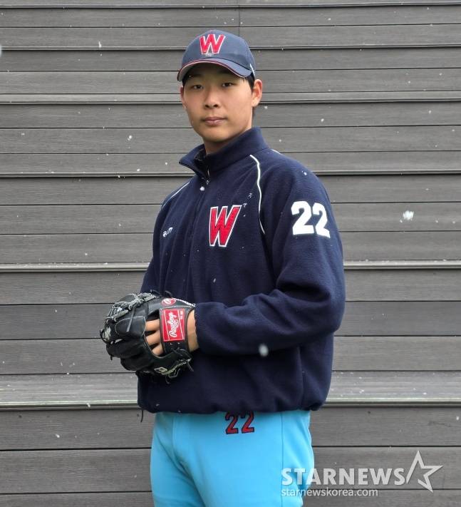 휘문고 변지석이 최근 휘문고 운동장에서 스타뉴스와 만나 포즈를 취하고 있다. /사진=김동윤 기자