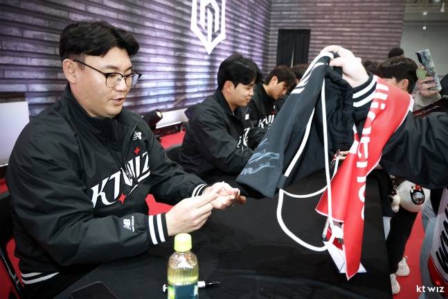 장성우(맨 왼쪽). /사진=KT 위즈 제공