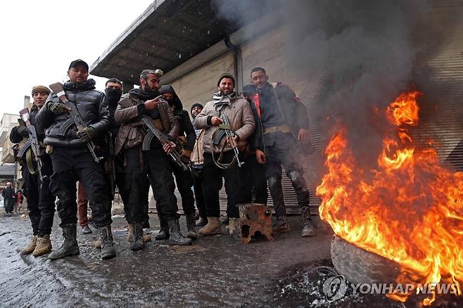 지난 18일(현지시간) 시리아 동부 라카의 정부군 병력 [AFP 연합뉴스 재판매 및 DB 금지]