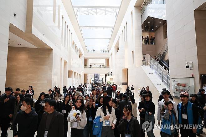 국립중앙박물관 600만 관객 돌파 (서울=연합뉴스) 류효림 기자 = 11일 서울 용산구 국립중앙박물관에서 관람객들이 전시관을 둘러보고 있다. 이날 국립중앙박물관은 올해 연간 관람객 600만 명을 돌파했다고 밝혔다. 2025.12.11 ryousanta@yna.co.kr