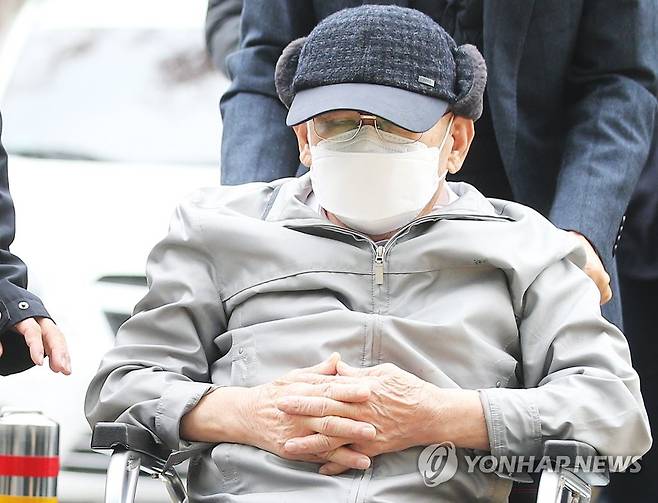 휠체어 타고 공판 출석하는 이만희 총회장 [연합뉴스 자료사진]
