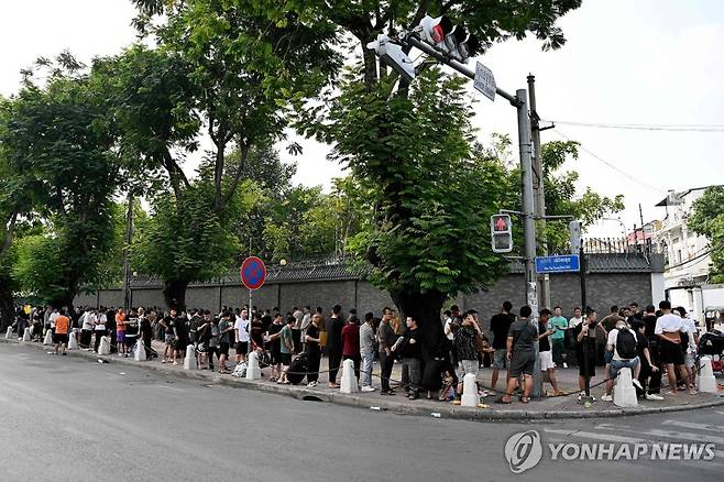 19일 캄보디아 주재 중국대사관 주변에 줄 선 중국인들 [AFP 연합뉴스]