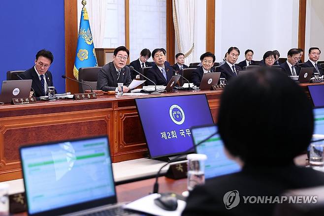제2회 국무회의, 발언하는 이재명 대통령 (서울=연합뉴스) 김도훈 기자 = 이재명 대통령이 20일 청와대에서 열린 제2회 국무회의를 주재하고 있다. 2026.1.20 [청와대통신사진기자단] superdoo82@yna.co.kr