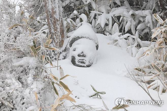 지난 1월 2일 한라산 1100고지 전망대 앞 눈에 파묻힌 돌하르방 [연합뉴스 자료사진]