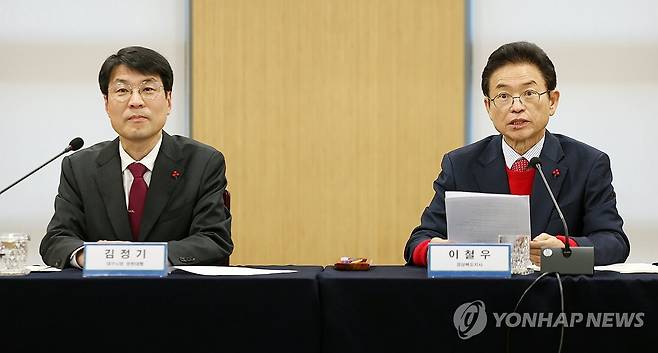 발언하는 이철우 지사와 김정기 권한대행 (안동=연합뉴스) 김현태 기자 = 20일 오후 경북 안동시 경상북도청에서 열린 대구·경북 행정통합 추진협의 회의에서 이철우 경북지사(오른쪽)와 김정기 대구시장 권한대행 행정부시장(왼쪽)이 발언하고 있다. 2026.1.20 mtkht@yna.co.kr