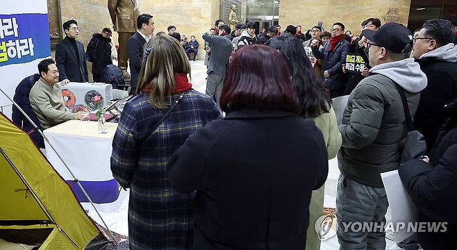 응원받으며 단식 이어가는 장동혁 대표 (서울=연합뉴스) 이동해 기자 = 통일교·공천헌금 '쌍특검' 수용을 요구하며 엿새째 단식 농성 중인 국민의힘 장동혁 대표가 20일 국회 로텐더홀 단식 농성장에서 당원들의 응원을 받고 있다. 2026.1.20 eastsea@yna.co.kr