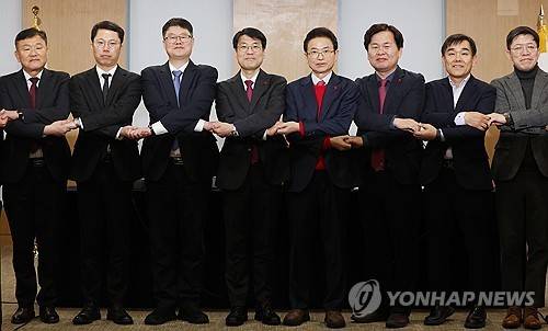 행정통합위해 손 맞잡은 대구·경북 (안동=연합뉴스) 김현태 기자 = 20일 오후 경북 안동시 경상북도청에서 열린 대구·경북 행정통합 추진협의 회의에서 이철우 경북지사와 김정기 대구시장 권한대행 행정부시장 등 참석자들이 손을 맞잡고 있다. 2026.1.20 mtkht@yna.co.kr