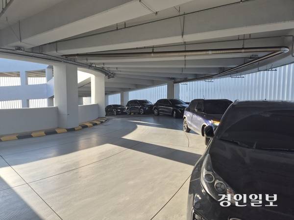 20일 오전 인천국제공항 제1여객터미널 단기주차장 경사로에 차량들이 주차돼 있다. 2026.1.20 /김주엽기자 kjy86@kyeongin.com