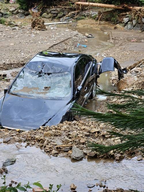 지난해 발생한 폭우로 가평군 조종면 일대에 큰 피해가 발생했지만 복구가 충분히 이뤄지지 않고 있다. 사진은 지난해 7월 가평군 조종면에 내린 극한호우로 발생한 폭우피해 모습. /이순호씨 제공