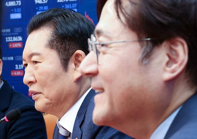 ▲ 더불어민주당 정청래 대표(왼쪽)가 21일 국회에서 취임 인사차 방문한 홍익표 청와대 정무수석을 만나 얘기를 나누고 있다. /연합뉴스