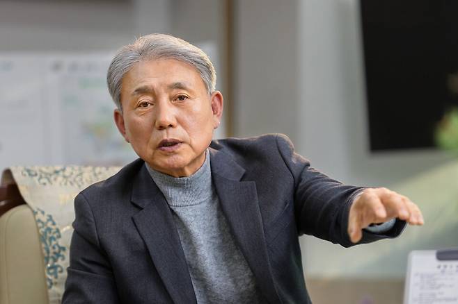 ▲&nbsp;윤환 인천 계양구청장이 신년 인터뷰를 진행하고 있다. /사진제공=계양구