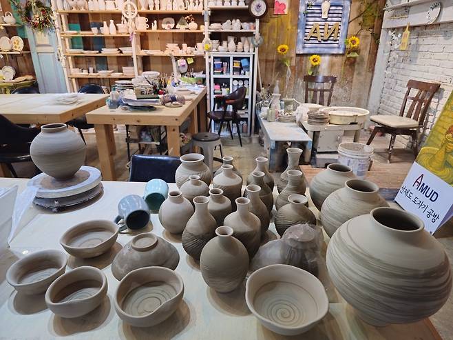 선재대교를 건너면 바로 만나는 옹진공예협동 조합의 공방카페.