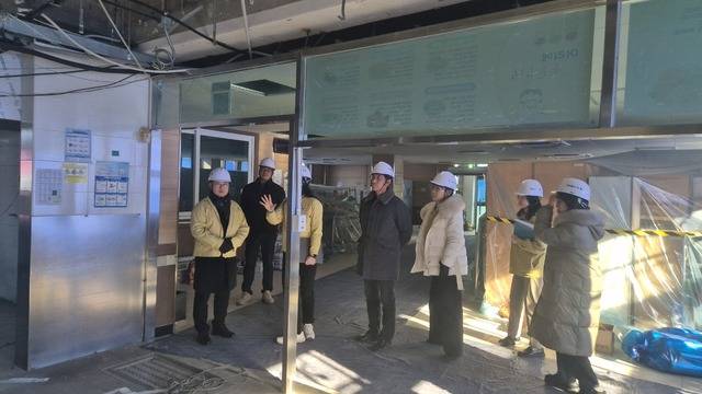 ▲ 전병일 교육장(맨 왼쪽)이 보은중학교 급식소 개선공사 현장을 찾아 현항을 듣고있다.