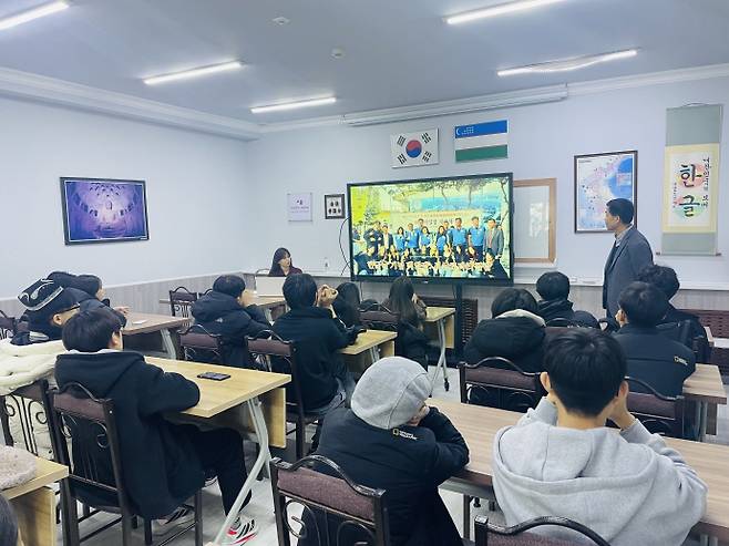 세종학당을 찾은 광양지역 중학생들에게 강의 중인 허선행 학당장(2025.12.18.)