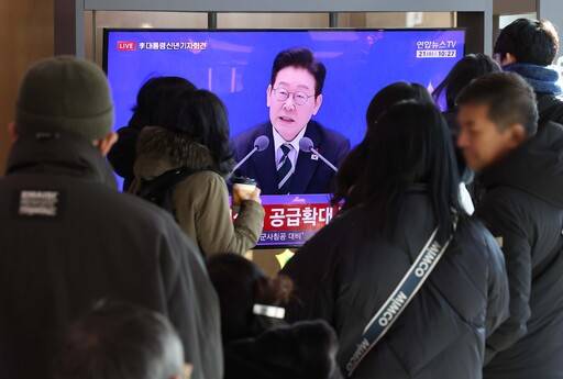 21일 서울 용산구 서울역 대합실에서 시민들이 이재명 대통령 신년 기자회견 방송을 지켜보고 있다. 연합뉴스 제공