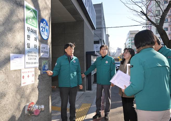 21일 울산 남구가 삼산동행정복지센터를 찾아 이어지는 강력 한파에 대응하기 위해 한파쉼터를 긴급 점검하고 있다.