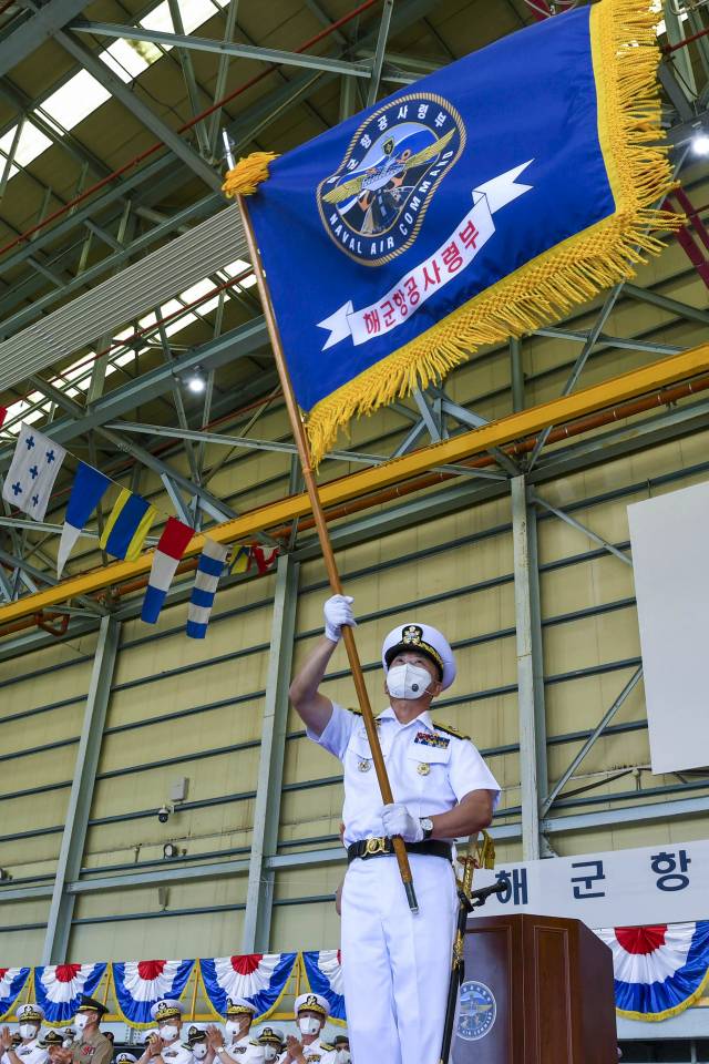 2022년 7월 열린 해군항공사령부 창설식에서 이상식 초대 해군항공사령관이 부대기를 흔들고 있다. 해군 제공